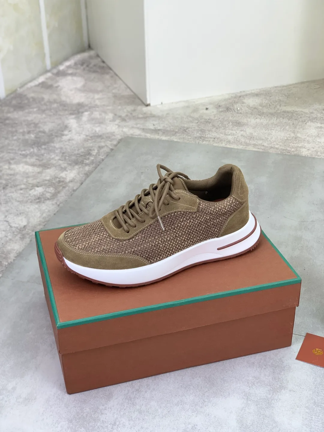 Men's men's shoes 💰P440 New model 💰 The latest casual shoes Loro Piana 💯 Top grade 💯 Buy the original copy 💯 Founded the existing Loro Piana company on April 24, 1924. It is now the sixth generation of family business, providing top quality products to customers who are discerning about taste and quality. Imported original fly woven fabric with cowhide fabric, plain calfskin lining. Hand-sewn thread with cowhide feet. Original packaging. High-end outsole. Size: 38-44 (customized for 45 and 46). 5️⃣ colors available.